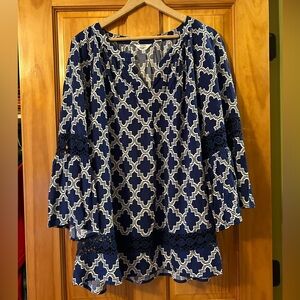 Crown and Ivy Curvy tunic style top